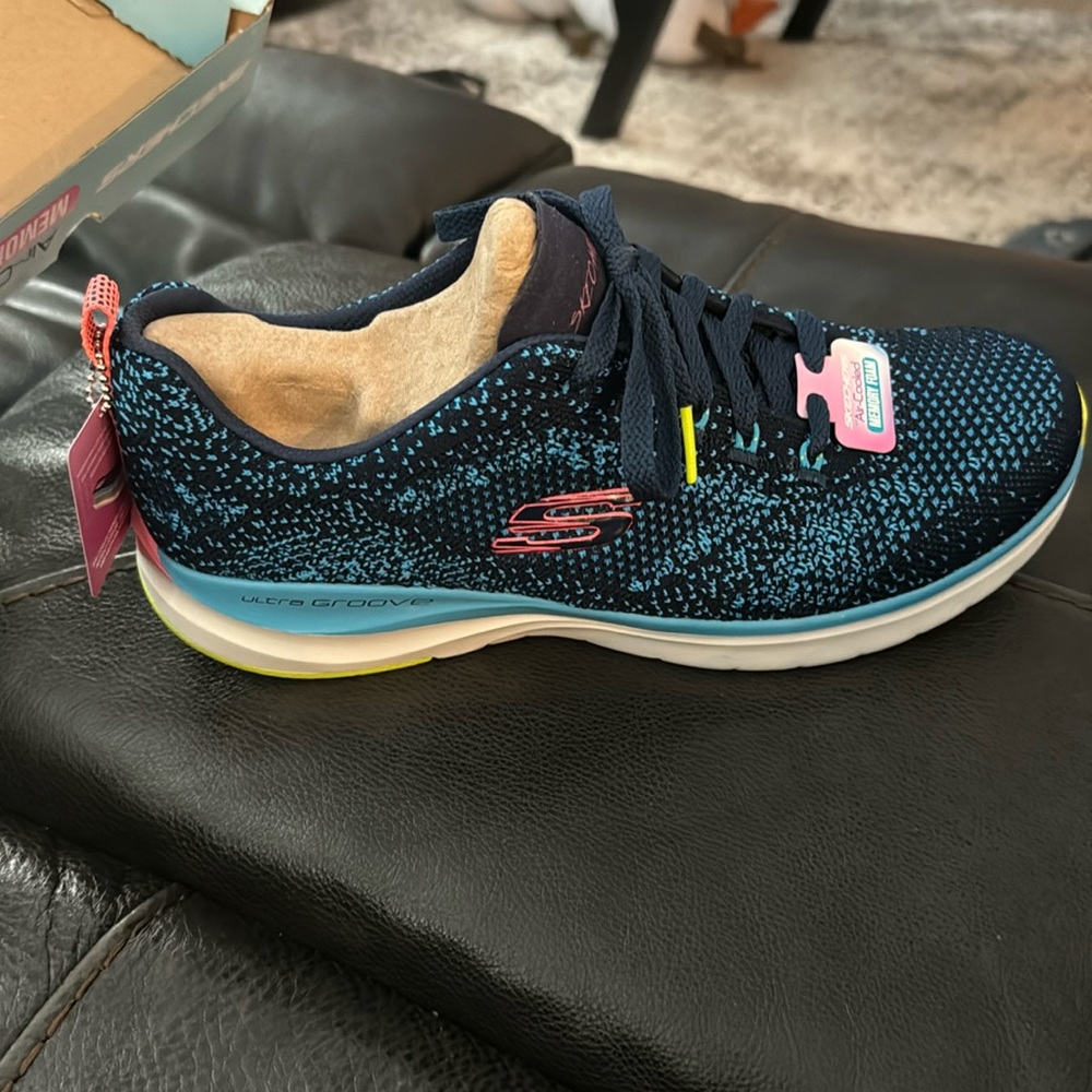 Women’s new in box Sketchers Ultra Grove. Size 9.5